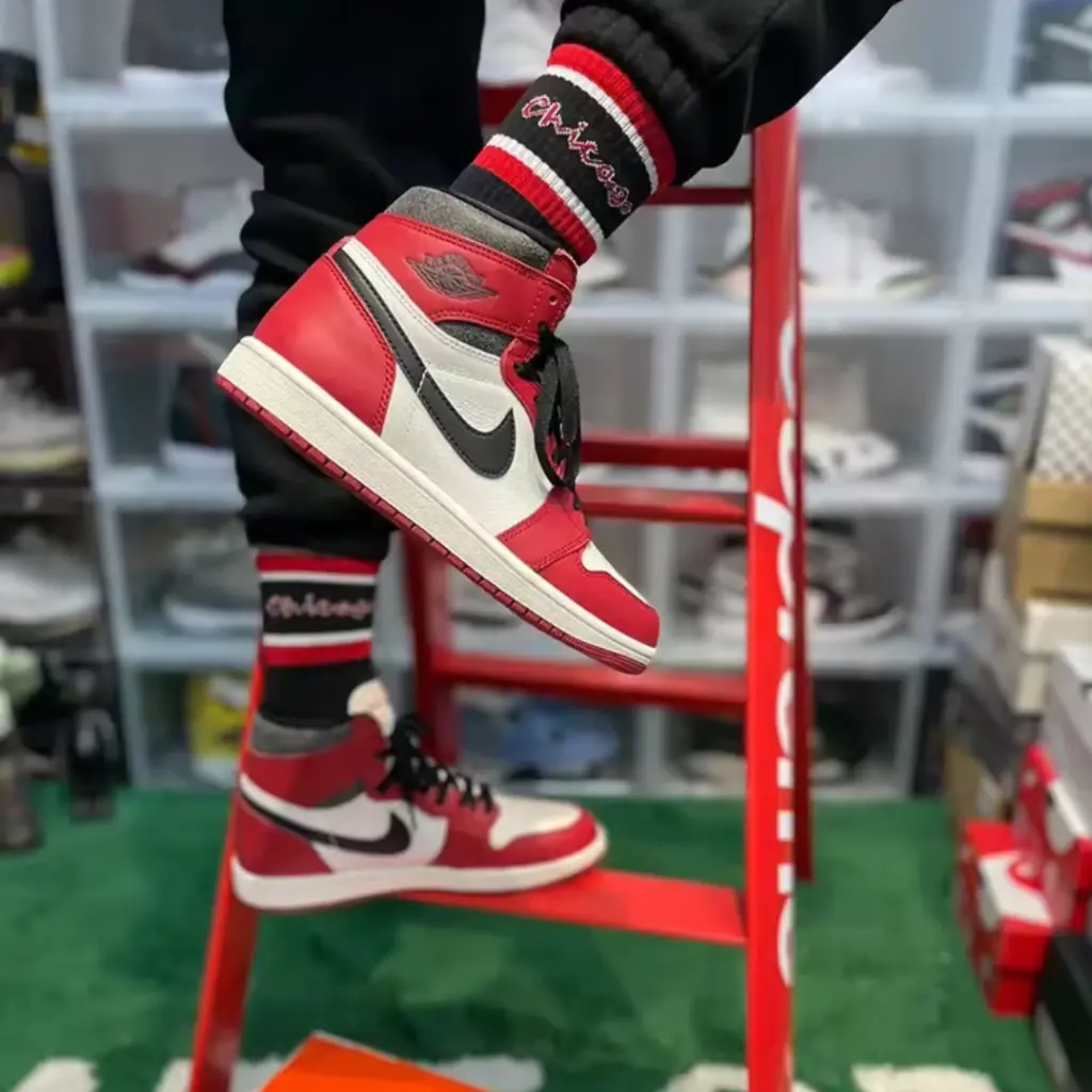 socks-aj1-chicago-3.webp