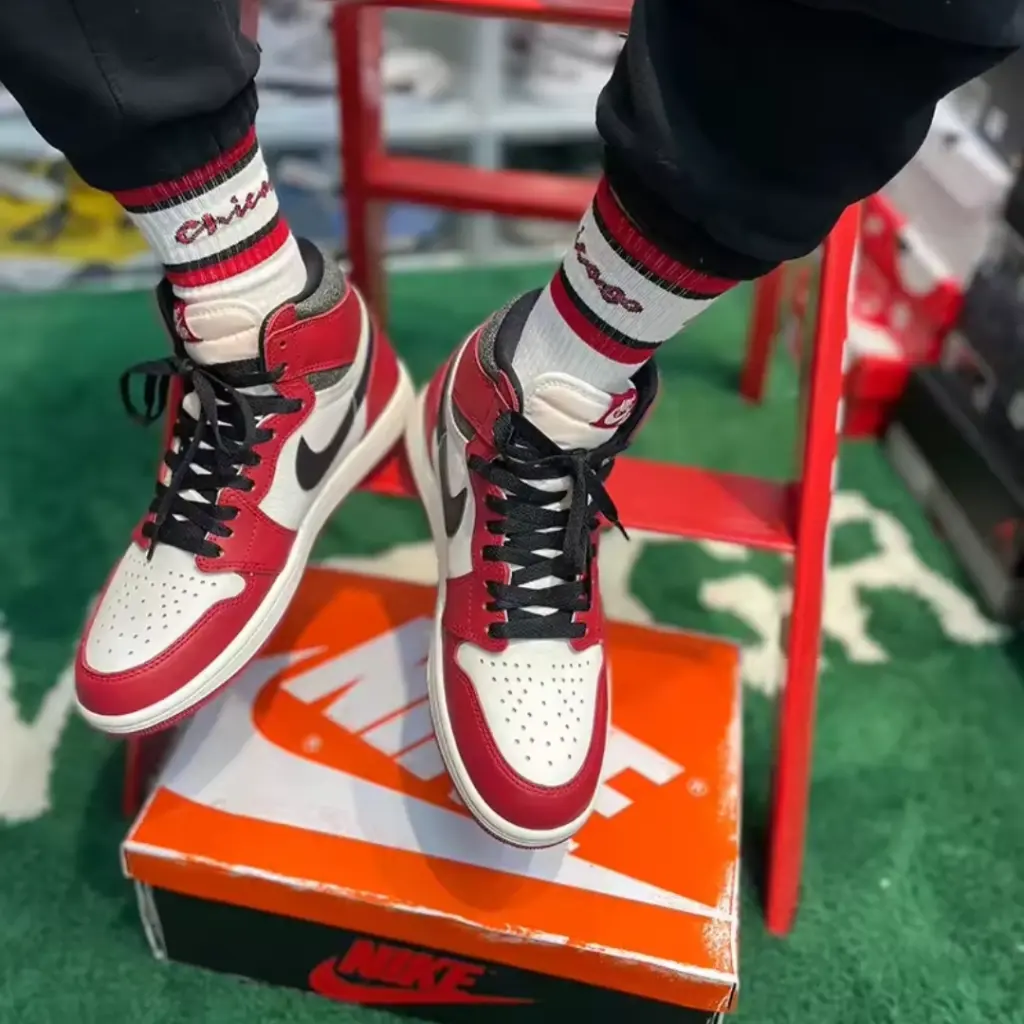socks-aj1-chicago-6.webp